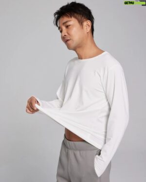 Angus Hsieh Instagram - 年末接下了H&J的代言，
讓一向怕冷的我可以過個好冬🥶

這陣子特別的冷
你們有穿暖和嗎？
家人的保暖衣物都備齊了嗎？

準備迎接新的一年，
讓H&J不只暖你的身，也能暖你的心❤️

保暖衣內裡有「速暖絨」再加上最新科技，把發熱因子直接織在衣服上，輕薄又保暖，穿起來更不會靜電喔！
全家大小都照顧到
相信了它的暖心
重點是親民價格
單穿或搭配外套都OK

體驗高CP值舒服與恆溫
更同時感受到我們想傳遞的幸福溫暖

https://huangjun.co/KE_angus1