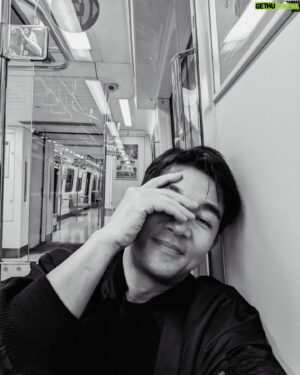 Angus Hsieh Instagram - 實現了真心，
換得了現實。

人生如此，
不必上心！