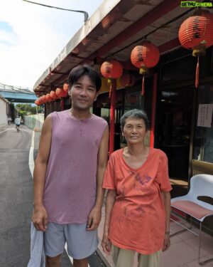 Angus Hsieh Instagram - 好久沒跑步了，
例行性的去燒支香，
問候、關心您的腳傷，
吃一根您送的芭蕉，
繼續未完的路💪❤️