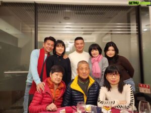 Angus Hsieh Instagram - 這輩子第一次除夕夜沒在家圍爐，
選擇在餐廳跟家人一起過節！
好好過年，好好陪伴家人！
祝褔大家新的一年平安、健康、幸褔❤️