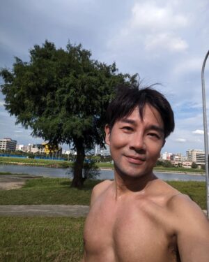 Angus Hsieh Instagram - 好久沒跑步了，
例行性的去燒支香，
問候、關心您的腳傷，
吃一根您送的芭蕉，
繼續未完的路💪❤️