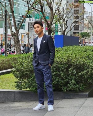 Angus Hsieh Instagram - “天道”加入生力軍！
我的好友、球友、酒友......
還是我版面出現率最高的另一半😆😘
最帥、最man、身材最好的亮哲❤️

說了這麽多的好話，
重點是，
他演我丈人爸爸😜😜😜

@checkitliang

服裝
@eastream_suit

#天道 
#三立台劇 
#三立藝能中心
