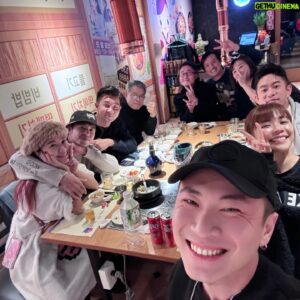 Angus Hsieh Instagram - 溫馨的小年夜晚，
準備迎接除夕夜❤️