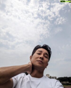 Angus Hsieh Instagram - 時隔20幾年，第一次回到母校！
而且竟然是因為拍戲回來的！
當年住校了兩年，在校外住了三年，
舊宿舍、教堂、泳池、觀海樓.....
好多好多的回憶一下子全湧了上來！

說實話，
當年沒學到什麽專業的技能（電機科），
也被當了很多科目😂
不過卻結交了很多至今還有聯絡、
可以一起練肖話的單純同學們😆

很奇妙的感受，
有點激動、也有點感動！

謝謝我那些可愛的同學們❤️
也謝謝我的母校！

#聖約翰科技大學
#新埔工專
#天道