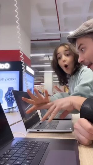 Anıl İlter Instagram - Yeni yılda Nil ile @mediamarkt_tr ‘da denenmedik elektronik bırakmadık ve çokk eğlenerek hediyelerimizi güvenle seçtik❤️

#HediyeninAdresi, #HediyeninUzmanı#UzmanaBak #HediyeyeBak