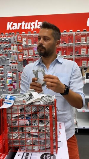 Anıl İlter Instagram - İlk Babalar Günü hediyeni de bana kilitleyemezsin be adam @sarpbozkurt 

@mediamarkt_tr seçenekleri içinde kafamda Sarpsal dönüşümler✌🏻 #BabalarınPazarı #işbirliği