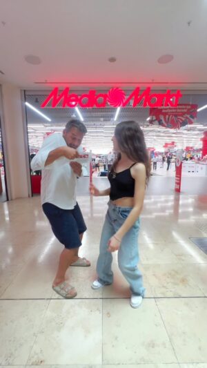 Anıl İlter Instagram - Baba-kız en sevdiğimiz akımla karşınızdayız 💃🏻Nil’e karne, bana da Babalar Günü için hediyelerimizi MediaMarkt’tan aldık. Babalar ve karneler için hediyelerin Tam Zamanı! 🎁

@mediamarkt_tr 
#BabalarınHediyesiMediaMarktta #KarnelerinHediyesiMediaMarktta #işbirliği