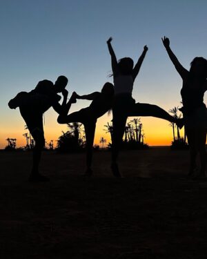 Anissa Consul Instagram - Un pur moment de bonheur dans le désert d’Agafay. Notre petite team MAPR a pu voir que la vie avait repris son cours ici. Profitez de chaque instant, la vie est courte. 
A VOTRE AVIS, QUI EST OÙ SUR LA 3e et 4e PHOTO?

#Marrakechissafe #cometomorocco #tourism #merci