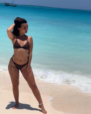 Anissa Consul Instagram - 🇹🇿🏝️🫶