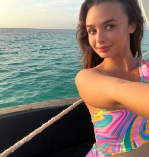 Anissa Consul Instagram - Petit coucou par ici 😻🇹🇿🫶

Je vis actuellement le plus beau voyage de ma vie 😍

Merci à @ejytrip pour ce merveilleux voyage pleins d’émotions 😢💓🥹