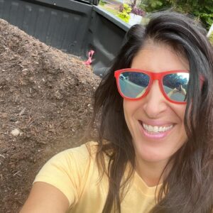 Anita Corsini Instagram - The best Saturdays start with a truck full of dirt   💩
Mommas got some work to do! ❤️