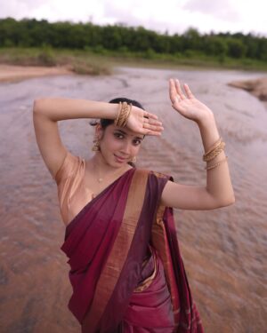 Anjali Raj Instagram - dreaming and making memories♥️

📸: @aneeshminaloor_photography  @kiran_k_premadas 
 

#throwback #photoshoot  #saree #gratefulalways