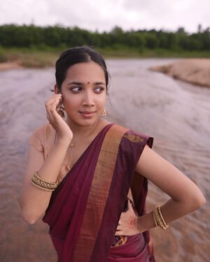 Anjali Raj Instagram - dreaming and making memories♥️

📸: @aneeshminaloor_photography  @kiran_k_premadas 
 

#throwback #photoshoot  #saree #gratefulalways