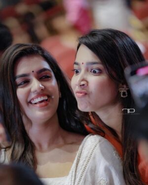 Anjali Raj Instagram - Vivekanandan Viralaanu Audio Launch💿♥️🎬

thankyouu @rahulphotoshoot for capturing these☺️
and heyy @ansha_mohan 😛🫶🏼

#vivekanandanviralaanu #audiolaunch #movie #candids #throwback