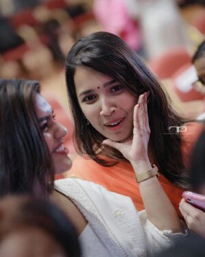 Anjali Raj Instagram - Vivekanandan Viralaanu Audio Launch💿♥️🎬

thankyouu @rahulphotoshoot for capturing these☺️
and heyy @ansha_mohan 😛🫶🏼

#vivekanandanviralaanu #audiolaunch #movie #candids #throwback