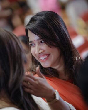 Anjali Raj Instagram - Vivekanandan Viralaanu Audio Launch💿♥️🎬

thankyouu @rahulphotoshoot for capturing these☺️
and heyy @ansha_mohan 😛🫶🏼

#vivekanandanviralaanu #audiolaunch #movie #candids #throwback
