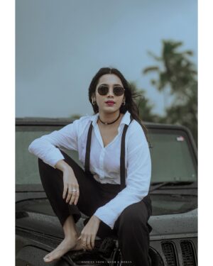 Anjali Raj Instagram - rain or shine, own the moment 💣

shot by: @manu_k_mohan_photography 
editing and grading: @dibeesh_v_sahadevan 
MUH: @aarshamakeoverartistry 

#photoshoot #beachshoot #photography #fashion #explore