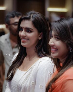 Anjali Raj Instagram - Vivekanandan Viralaanu Audio Launch💿♥️🎬

thankyouu @rahulphotoshoot for capturing these☺️
and heyy @ansha_mohan 😛🫶🏼

#vivekanandanviralaanu #audiolaunch #movie #candids #throwback