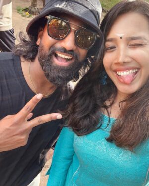 Anjali Raj Instagram - Un Peru Enna?🤔💗
thank youu @geethiyaa @teejayarunasalam for this opportunity! was def a fun few days w this team♥️
do check out this beautiful song and it will surely make you feel very achachooooo🤪🤍