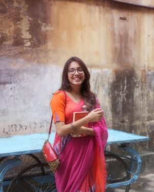 Anjali Raj Instagram - a romanticised day in the life of a book-lover?
🧡🌺

📸: @stejin_cj 

#indianvintage #photoshoot #throwback