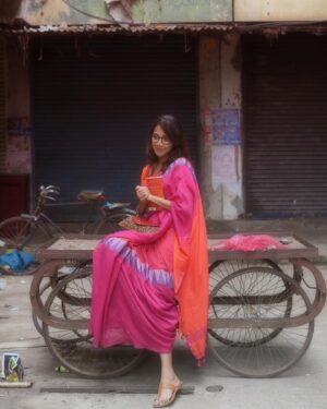 Anjali Raj Instagram - a romanticised day in the life of a book-lover?
🧡🌺

📸: @stejin_cj 

#indianvintage #photoshoot #throwback