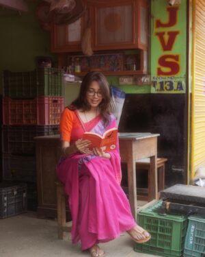 Anjali Raj Instagram - a romanticised day in the life of a book-lover?
🧡🌺

📸: @stejin_cj 

#indianvintage #photoshoot #throwback