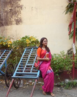 Anjali Raj Instagram - a romanticised day in the life of a book-lover?
🧡🌺

📸: @stejin_cj 

#indianvintage #photoshoot #throwback