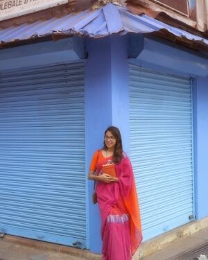 Anjali Raj Instagram - a romanticised day in the life of a book-lover?
🧡🌺

📸: @stejin_cj 

#indianvintage #photoshoot #throwback