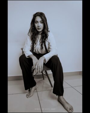 Anjali Raj Instagram - look at 👀eee

shot by: @manu_k_mohan_photography 
editing and grading: @dibeesh_v_sahadevan 
MUH: @aarshamakeoverartistry 

#studioshoot #indoorshoot #photography #blackandwhite #explore #feed