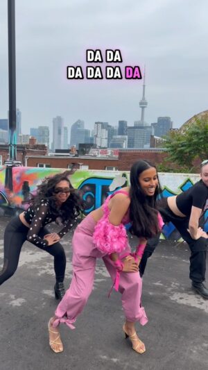 Anjulie Persaud Instagram - All I need is chai and sunshine ☕️☀️

Choreographer: Alex Pollard @alexpollardxo
Dancers: Mel Hart @melhart1 & Patricia Gordon @ponytailpatricia 🙏🏽🙏🏽♥️♥️

#browngirl #guyanese #indian #southasian #caribbean #diaspora #songwriter #newmusic