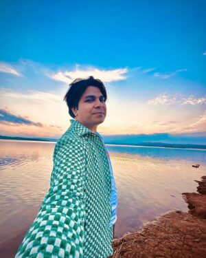 Ankit Tiwari Instagram - Iss safar mein neend aisi kho gayi,
Hum na soye raat thak kar so gayi ….

#ankittiwari #travel #travelphotography #aasam #ankittiwarilive