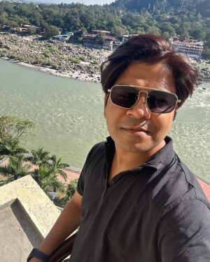 Ankit Tiwari Instagram - In Rishikesh, you don’t just visit a place , you experience a way of life. 
Performing first here in Rishikesh tonight, feeling blessed 🙏
ANKIT TIWARI LIVE 

#uttarakhand #riahikeshuttarakhand❤️ #rishikesh #ankittiwari #ankittiwarilive