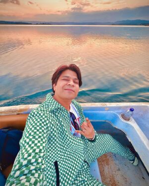 Ankit Tiwari Instagram - Iss safar mein neend aisi kho gayi,
Hum na soye raat thak kar so gayi ….

#ankittiwari #travel #travelphotography #aasam #ankittiwarilive