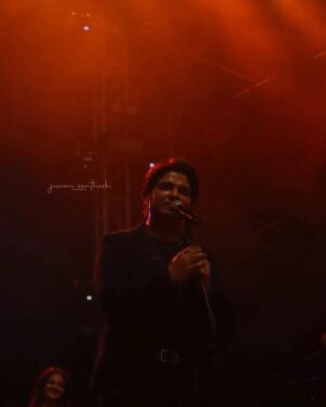 Ankit Tiwari Instagram - YAHI TO APP SUBKA PAYAAR HAI ❤️

#ankittiwari #ankittiwarifans #ankittiwarilive #ankittiwarisongs #ankittiwariliveinconcert #atlive #ankitkedeewane #performance #livemusic #band