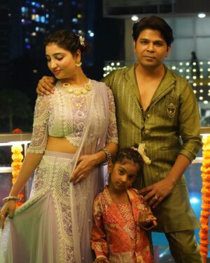 Ankit Tiwari Instagram - Wishing you warmth,love and light this Diwali and all year long 🪔
Happy Diwali to all ❤️❤️
@pallavitiwari268 
#diwali #wife #pallavi #pallavitiwari #aryaatiwari #aryaa #ankittiwari #ankittiwarionline