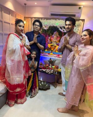 Ankit Tiwari Instagram - May the blessing of Shree Ganesh be with you and your family forever! Wishing all of you a very happy Vinayak chaturthi 🙏

@nainamiluna369 @pallavitiwari268 @irahul.kkc