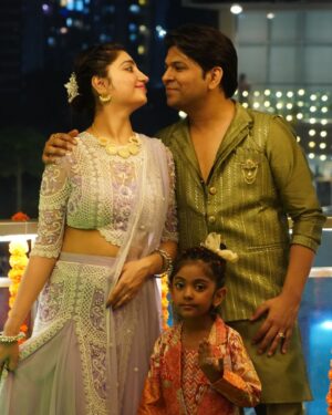 Ankit Tiwari Instagram - Wishing you warmth,love and light this Diwali and all year long 🪔
Happy Diwali to all ❤️❤️
@pallavitiwari268 
#diwali #wife #pallavi #pallavitiwari #aryaatiwari #aryaa #ankittiwari #ankittiwarionline