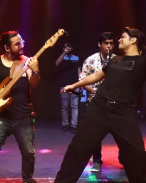Ankit Tiwari Instagram - YAHI TO APP SUBKA PAYAAR HAI ❤️

#ankittiwari #ankittiwarifans #ankittiwarilive #ankittiwarisongs #ankittiwariliveinconcert #atlive #ankitkedeewane #performance #livemusic #band