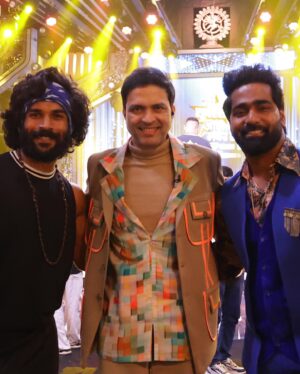 Ankush Chaudhari Instagram - साधी  माणसं ,,❤️🥰 माझी माणसं🦋 , मातीतली माणसं 🐅

#besthuman #grounded #love #positivity #happy #friendship #duniyadari #star #ankushchaudhari #vaibhavghuge #dance #actor #film