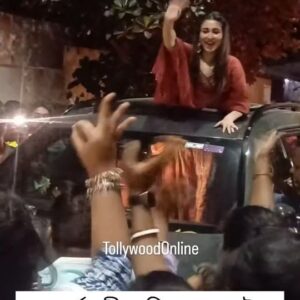 Ankush Hazra Instagram - নববর্ষে নবীনা সিনেমার বাইরে দর্শকের ভিড়ে আটকে অঙ্কুশ ঐন্দ্রিলার গাড়ি..#TOSpotted #Mirza #Ankush #oindrila