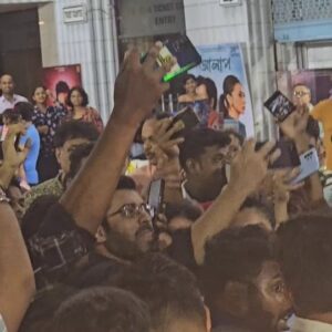 Ankush Hazra Instagram - ভিড়ের মাঝে মানুষ সবসময় নিজের অস্তিত্ব খোঁজে। কিন্তু ভালোবাসার মানুষদের ভিড়ের মাঝে যখন নিজেকে খুঁজে পাওয়া যায়না তার থেকে আনন্দের কিছু হয়না। 
900  CAPACITY THEATRE GOT FILLED UP ON 4TH WEEK FOR A MASS BENGALI FILM.. CONTENT SPEAKS.. SOLID FOOTFALLS WITH SOME PACKED HOUSES ON 4TH WEEK.. #MIRZA #HIT