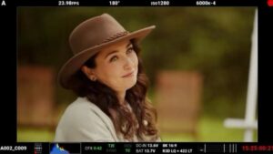 Ann Pirvu Instagram - “On set and close up stunning!!” gettin’ my *blush* onnn🥹thank you so much for the warm welcome @bethbrainpower @brainpowerstudio —
just wait until you meet the rest of the incredible cast I’m lucky to get to work with everyone✨✨🫶🏻✨✨

#sneakpeek #onset #newmovie #romance #yeehaw #iluv🤠hats @luverlies #hallmarkies
#PepLife #WorkinMoms #LearningToLoveAgain #Reign