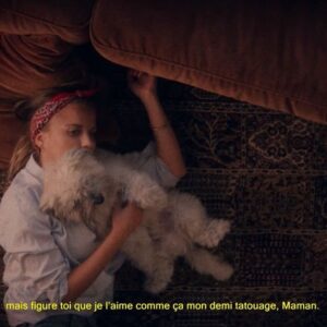 Anna Apter Instagram - Faire des croquis dans mon lit, puis avoir une équipe géniale qui me permet de leur donner vie, ailleurs que dans mon lit. Swipe à droite, ou à gauche, je sais jamais, quand le pouce va vers la gauche on est d’accord que ça swipe vers la droite ? 
@kyankhojandi 
@arnaudchautard 
@canalplus 
@olbekmartel 
@josselinbillot_dop 
@bystephanievarela