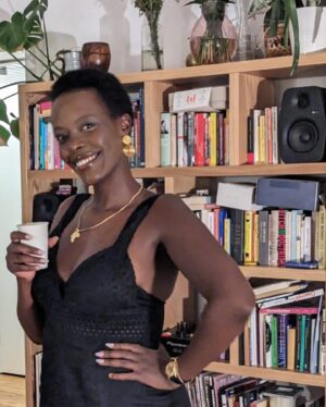 Anna Dushime Instagram - bin vor zwei tagen 35 geworden. hab mir ein kleid angezogen, mich geschminkt und cremant aus einem pappbecher getrunken. mir war nicht richtig nach feiern zumute aber rückblickend bin ich aber froh dass ich es doch spontan getan habe. danke an meine familie, v.a meine schwester @babichepapaya die mir so viel geholfen hat, baby H. der mich immer glücklich macht und meine friends die mir schöne blumen und noch schönere worte geschenkt haben. motherhood kann isolierend sein und ich hab seit der geburt gestruggled mich gut, wertvoll, interessant oder schön zu finden. ich hab mich und mein wesen einzig auf muttersein „reduziert“. ich liebe es mutter zu sein don’t get me wrong (dass man es aber auch immer dazu sagen muss) aber ich muss richtig lange nachdenken um darauf zu kommen was mich eigentlich ausmacht außer stillen, nickerchen, essen machen, essen, weinen und schlafen. ich hab viel zeit im bett verbracht und am anfang gedacht dass es nur wegen des babys oder des sprunggelenks war. turns out I was a lil depressed as well naja ich bin es immer noch aber jetzt bin ich halt auch älter. kleiner gag aber jetzt fühlt sich das nicht mehr so schwer an. ich bin heute morgen sogar wieder ins fitnessstudio gegangen und die sport girlies hatten leider recht- sport tut gut. rausgehen und menschen sehen auch. also beginne ich dieses neue lebensjahr voller demut (aber erstmal 89 bilder von mir hochladen und halbe oscar rede halten), vorfreude und ein bisschen nervosität. ach ja und die girlies die zitate in ihre storys posten hatten auch recht. imma bout to be one of them.  2023 really beat my ass, 2024 wird besser i can feel it. slide 4 ist wie ich schauen werde wenn 2024 auch nicht besser wird lmaoooo 

Ps: ihr hättet mich sehen müssen wie ich für das blumenbild wie ein opfer alle vasen mit blumen aus der wohnung zusammengetragen habe.

📸: @rojashak