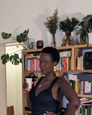Anna Dushime Instagram - bin vor zwei tagen 35 geworden. hab mir ein kleid angezogen, mich geschminkt und cremant aus einem pappbecher getrunken. mir war nicht richtig nach feiern zumute aber rückblickend bin ich aber froh dass ich es doch spontan getan habe. danke an meine familie, v.a meine schwester @babichepapaya die mir so viel geholfen hat, baby H. der mich immer glücklich macht und meine friends die mir schöne blumen und noch schönere worte geschenkt haben. motherhood kann isolierend sein und ich hab seit der geburt gestruggled mich gut, wertvoll, interessant oder schön zu finden. ich hab mich und mein wesen einzig auf muttersein „reduziert“. ich liebe es mutter zu sein don’t get me wrong (dass man es aber auch immer dazu sagen muss) aber ich muss richtig lange nachdenken um darauf zu kommen was mich eigentlich ausmacht außer stillen, nickerchen, essen machen, essen, weinen und schlafen. ich hab viel zeit im bett verbracht und am anfang gedacht dass es nur wegen des babys oder des sprunggelenks war. turns out I was a lil depressed as well naja ich bin es immer noch aber jetzt bin ich halt auch älter. kleiner gag aber jetzt fühlt sich das nicht mehr so schwer an. ich bin heute morgen sogar wieder ins fitnessstudio gegangen und die sport girlies hatten leider recht- sport tut gut. rausgehen und menschen sehen auch. also beginne ich dieses neue lebensjahr voller demut (aber erstmal 89 bilder von mir hochladen und halbe oscar rede halten), vorfreude und ein bisschen nervosität. ach ja und die girlies die zitate in ihre storys posten hatten auch recht. imma bout to be one of them.  2023 really beat my ass, 2024 wird besser i can feel it. slide 4 ist wie ich schauen werde wenn 2024 auch nicht besser wird lmaoooo 

Ps: ihr hättet mich sehen müssen wie ich für das blumenbild wie ein opfer alle vasen mit blumen aus der wohnung zusammengetragen habe.

📸: @rojashak