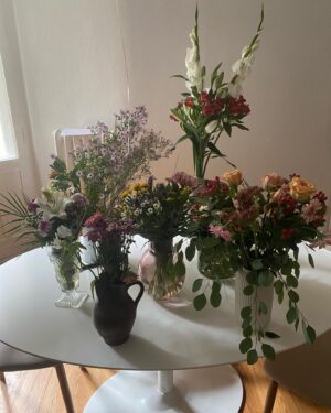 Anna Dushime Instagram - bin vor zwei tagen 35 geworden. hab mir ein kleid angezogen, mich geschminkt und cremant aus einem pappbecher getrunken. mir war nicht richtig nach feiern zumute aber rückblickend bin ich aber froh dass ich es doch spontan getan habe. danke an meine familie, v.a meine schwester @babichepapaya die mir so viel geholfen hat, baby H. der mich immer glücklich macht und meine friends die mir schöne blumen und noch schönere worte geschenkt haben. motherhood kann isolierend sein und ich hab seit der geburt gestruggled mich gut, wertvoll, interessant oder schön zu finden. ich hab mich und mein wesen einzig auf muttersein „reduziert“. ich liebe es mutter zu sein don’t get me wrong (dass man es aber auch immer dazu sagen muss) aber ich muss richtig lange nachdenken um darauf zu kommen was mich eigentlich ausmacht außer stillen, nickerchen, essen machen, essen, weinen und schlafen. ich hab viel zeit im bett verbracht und am anfang gedacht dass es nur wegen des babys oder des sprunggelenks war. turns out I was a lil depressed as well naja ich bin es immer noch aber jetzt bin ich halt auch älter. kleiner gag aber jetzt fühlt sich das nicht mehr so schwer an. ich bin heute morgen sogar wieder ins fitnessstudio gegangen und die sport girlies hatten leider recht- sport tut gut. rausgehen und menschen sehen auch. also beginne ich dieses neue lebensjahr voller demut (aber erstmal 89 bilder von mir hochladen und halbe oscar rede halten), vorfreude und ein bisschen nervosität. ach ja und die girlies die zitate in ihre storys posten hatten auch recht. imma bout to be one of them.  2023 really beat my ass, 2024 wird besser i can feel it. slide 4 ist wie ich schauen werde wenn 2024 auch nicht besser wird lmaoooo 

Ps: ihr hättet mich sehen müssen wie ich für das blumenbild wie ein opfer alle vasen mit blumen aus der wohnung zusammengetragen habe.

📸: @rojashak