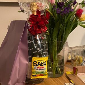 Anna Dushime Instagram - goes to a party once and won’t shut up about it. here’s to motherhood*, the best hood of them all. 
hätte nie gedacht dass ich so viele verschiedene gefühle gleichzeitig fühlen kann. schlechtes gewissen weil ich mal ausgehe, freude, weil ich mal ausgehe, wut weil ich nicht so viel schaffe, stolz weil ich zwei aufgaben die ich schon ewig anschiebe angegangen bin, genervt weil ich mir und andere ständig beweisen will dass ich neben mutter sein noch tausend andere dinge hinkriege, traurig weil ich was verpasse, mega froh ohne schlechtes gewissen zu hause bleiben zu dürfen, angst der verantwortung nicht gewachsen zu sein, neidisch weil andere so krass saubere und durchgestylte wohnungen haben, glücklich überhaupt eine wohnung zu haben, sauer weil viele die arbeit nicht schätzen die hinter all dem steckt, sauer auf mich selbst, weil ich diese arbeit ständig runterspiele, nicht drauf klarkommen wie krass, magisch, unfassbar es ist ein kind zu haben, denken dass leute schon immer kinder bekommen haben und es nichts besonderes sei.

*nicht nur motherhood - fatherhood, sisterhood, friendshiphood all hoods are the best