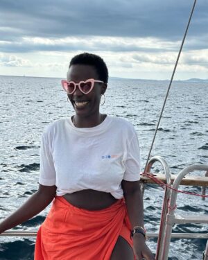 Anna Dushime Instagram - mallorca dump war auf einem boot und mir ist nicht schlecht geworden plus ich hab süße bilder gemacht feat my fupa, meine schwester @babichepapaya baby h. danke an meine älteste freundin Isabell die geheiratet hat und uns alle versammelt hat. enjoying life with no regrets is the move from now on until infinity