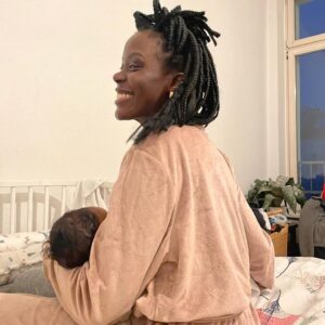 Anna Dushime Instagram - goes to a party once and won’t shut up about it. here’s to motherhood*, the best hood of them all. 
hätte nie gedacht dass ich so viele verschiedene gefühle gleichzeitig fühlen kann. schlechtes gewissen weil ich mal ausgehe, freude, weil ich mal ausgehe, wut weil ich nicht so viel schaffe, stolz weil ich zwei aufgaben die ich schon ewig anschiebe angegangen bin, genervt weil ich mir und andere ständig beweisen will dass ich neben mutter sein noch tausend andere dinge hinkriege, traurig weil ich was verpasse, mega froh ohne schlechtes gewissen zu hause bleiben zu dürfen, angst der verantwortung nicht gewachsen zu sein, neidisch weil andere so krass saubere und durchgestylte wohnungen haben, glücklich überhaupt eine wohnung zu haben, sauer weil viele die arbeit nicht schätzen die hinter all dem steckt, sauer auf mich selbst, weil ich diese arbeit ständig runterspiele, nicht drauf klarkommen wie krass, magisch, unfassbar es ist ein kind zu haben, denken dass leute schon immer kinder bekommen haben und es nichts besonderes sei.

*nicht nur motherhood - fatherhood, sisterhood, friendshiphood all hoods are the best
