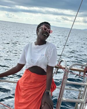 Anna Dushime Instagram - mallorca dump war auf einem boot und mir ist nicht schlecht geworden plus ich hab süße bilder gemacht feat my fupa, meine schwester @babichepapaya baby h. danke an meine älteste freundin Isabell die geheiratet hat und uns alle versammelt hat. enjoying life with no regrets is the move from now on until infinity